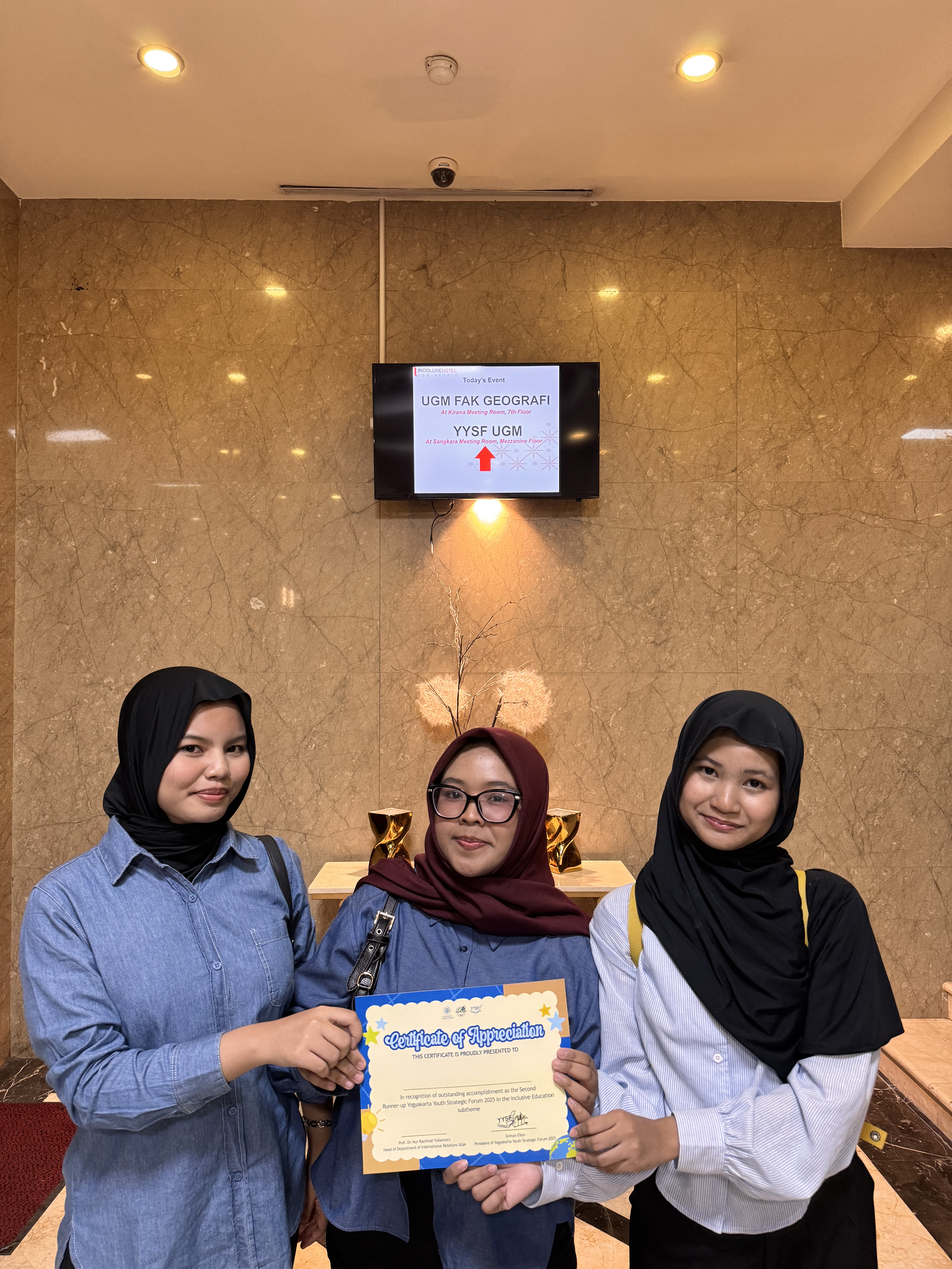 Tim Powerpuff Girls (dari kiri ke kanan: Shavana Mujahidah Deseree - XI B1, Marsya Innayah Suspa Parinduri - XII E1, Zilka Najwa Mansyur - XII E1)