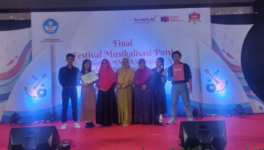 Pemberian penghargaan Juara 1 Musikaslisasi Puisi Tk. Prov Sultra