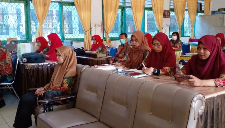 SMAN 1 Kendari Gelar Rapat Guru untuk Bahas Program KETAHANAN PANGAN SISWA SMA/SMK