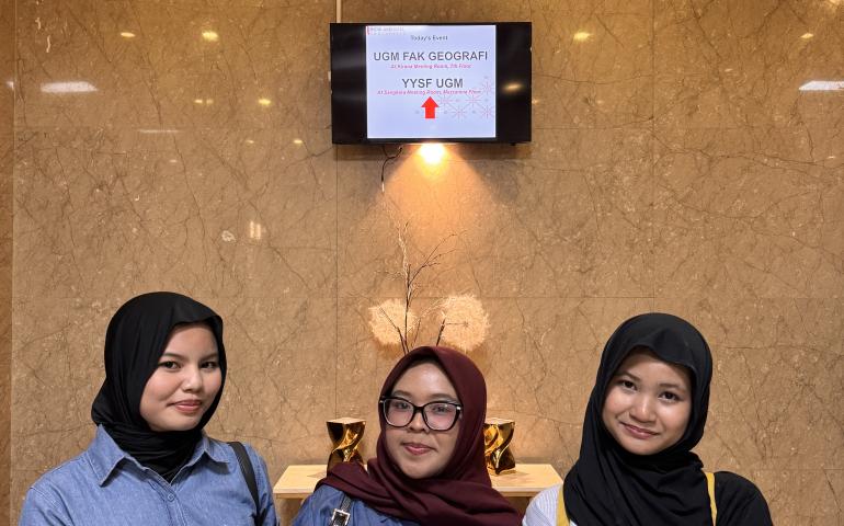 Tim Powerpuff Girls (dari kiri ke kanan: Shavana Mujahidah Deseree - XI B1, Marsya Innayah Suspa Parinduri - XII E1, Zilka Najwa Mansyur - XII E1)