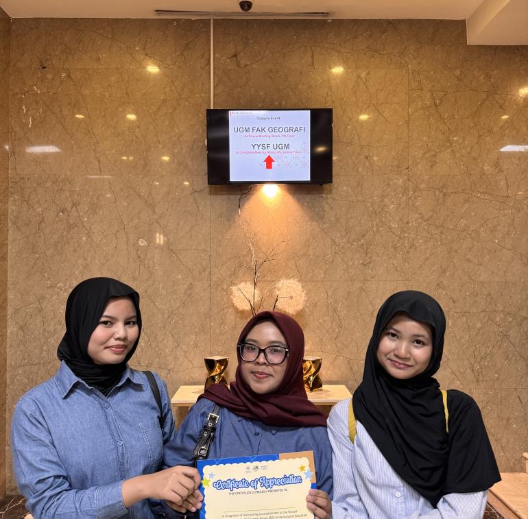 Tim Powerpuff Girls (dari kiri ke kanan: Shavana Mujahidah Deseree - XI B1, Marsya Innayah Suspa Parinduri - XII E1, Zilka Najwa Mansyur - XII E1)